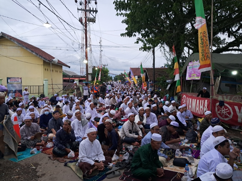 MENYATU: Jemaah Haul Guru Danau atau KH Asmuni perdana hadir karena kecintaan kepada sosok ulama kharismatik tersebut. (Foto: M.Akbar/Radar Banjarmasin)