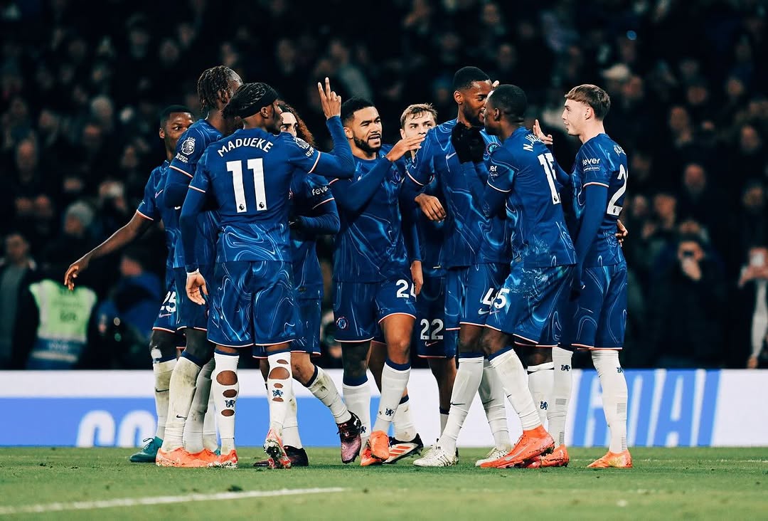 MENGGESER: Seleberasi pemain Chelsea usai mencetak gol ke gawang Wolves dan menggeser Man City di posisi ke-4.(Instagram/nonzinoo10)