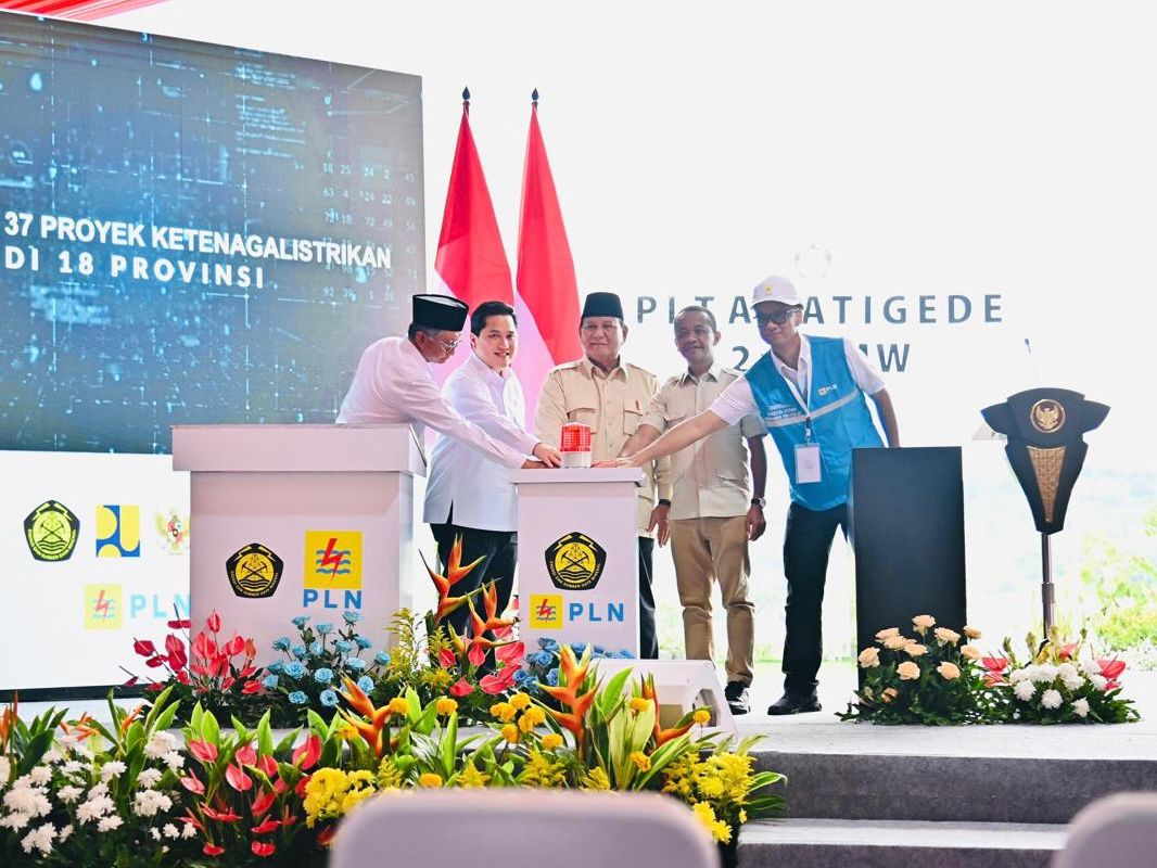 TEKAN SIRINE: Presiden Prabowo Subianto meresmikan PLTA Jatigede, Sumedang, Jawa Barat, Senin (20/1/2025)