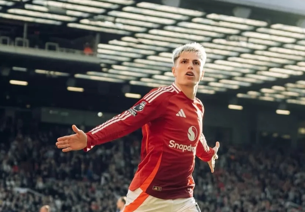 RUMOR: Agen wonderkid milik Manchester United, Alejandro Garnacho dikabarkan hadir menonton pertandingan Chelsea di Stamford Bridge.