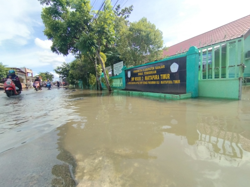 TERENDAM: Salah satu sekolah yang terdampak banjir di Kabupaten Banjar. (Foto: FADLAN ZAKIRI/RADAR BANJARMASIN)