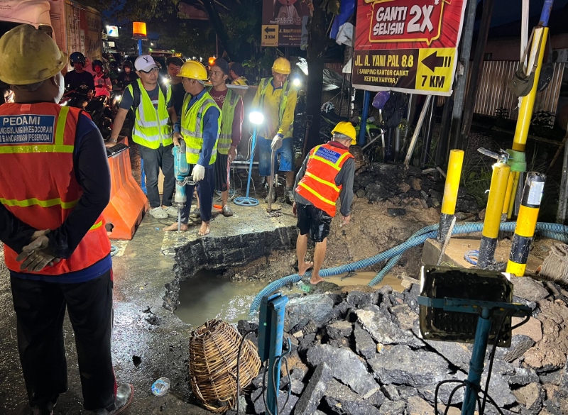 PENGGALIAN: 15 pekerja diturunkan untuk memperbaiki pipa bocor milik PAM Bandarmasih di persimpangan Jalan Gatot Subroto.