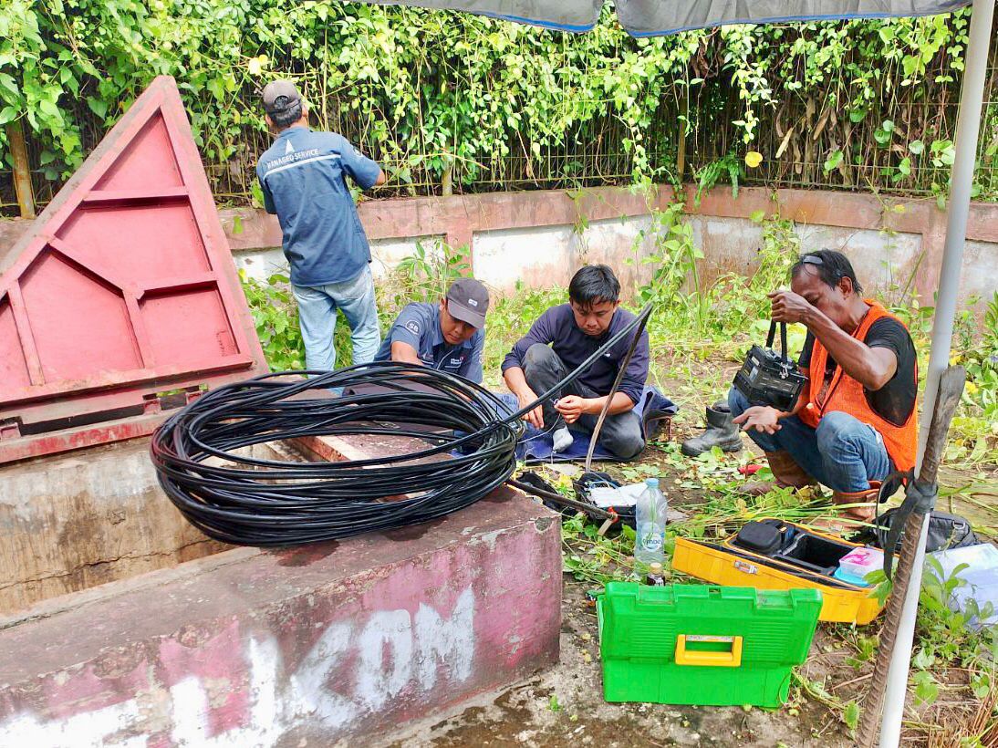 RECOVERY: Tim Telkom melakukan perbaikan jaringan untuk mengatasi penurunan kualitas layanan telekomunikasi di wilayah Kotabaru.(Foto:PT Telkom Kalsel)
