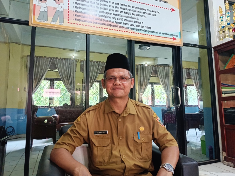 WAWANCARA: Kepala&nbsp; Saryono saat menjelaskan kegiatan yang digelar untuk memeriahkan HUT ke-48 SMADA.