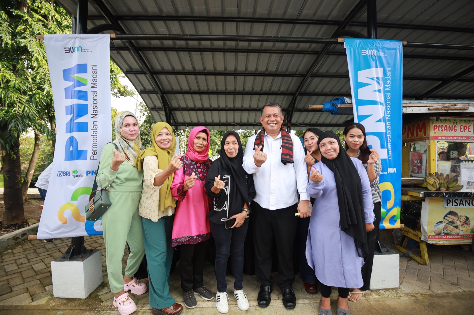 FOTO BARENG:Wakil Menteri UMKM Helvi Moraza bersama ibu-ibu pegiat bank sampah di Makassar yang jadi nasabah PNM Mekaar.