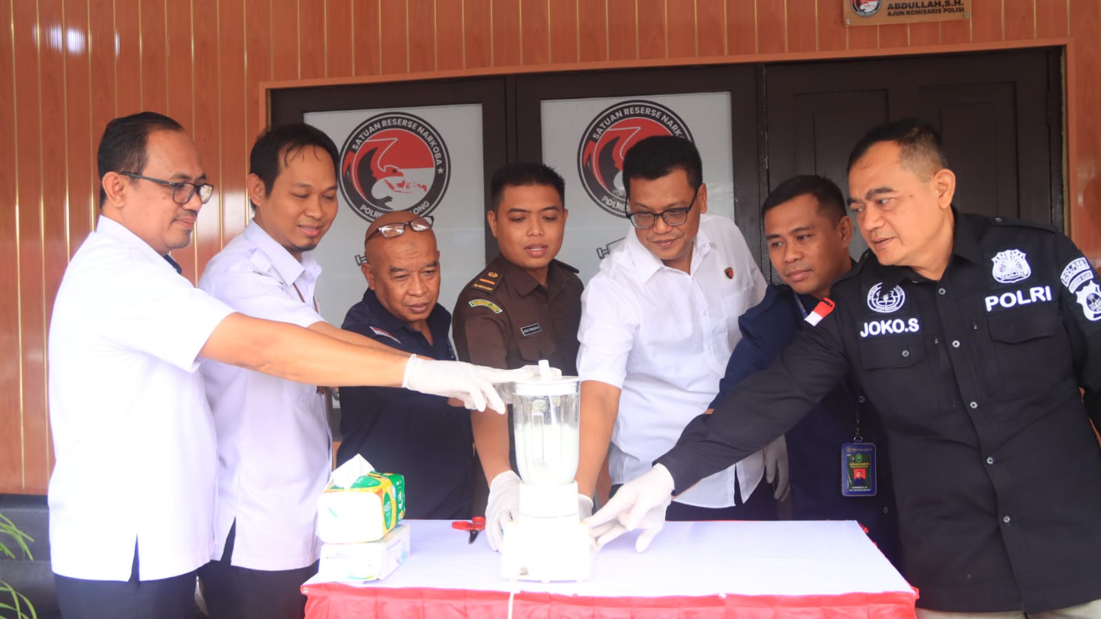 BLENDER SABU: Pemusnahan sabu milik pelaku penyalahgunaan narkoba dengan cara diblender. (Foto: Polres Tabalong)
