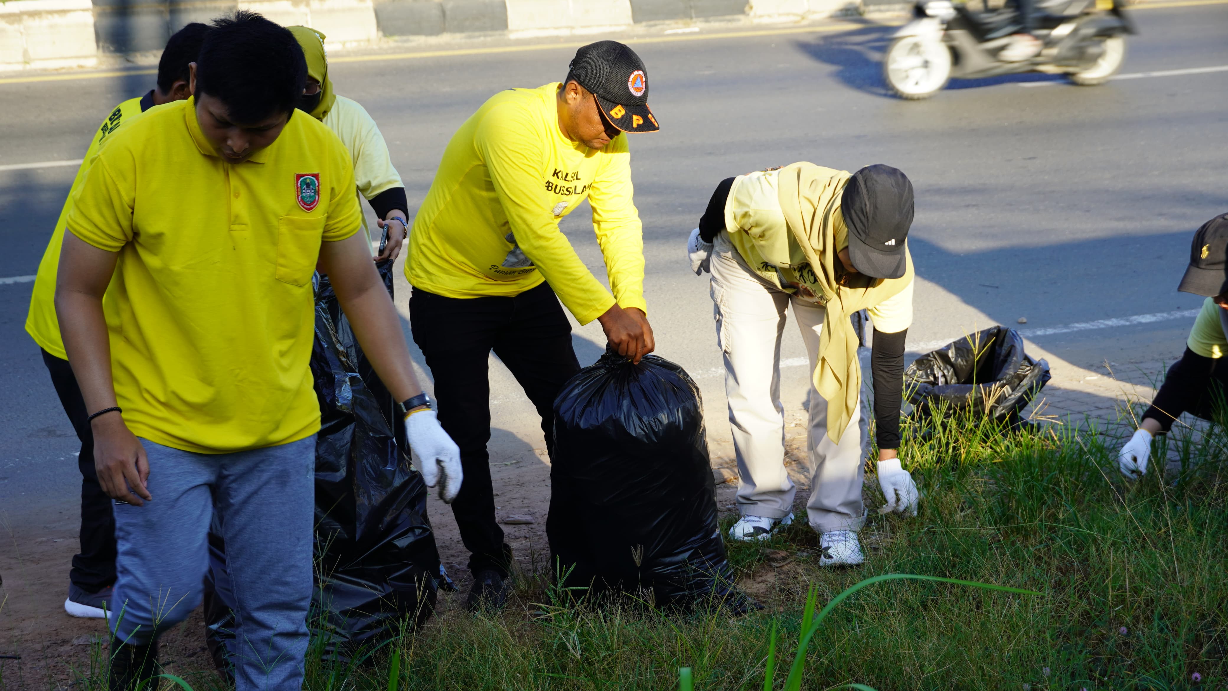 MEMBERSIHKAN: Dinas Lingkungan Hidup Kalimantan Selatan saat membersihkan sampah di jalan protokol.