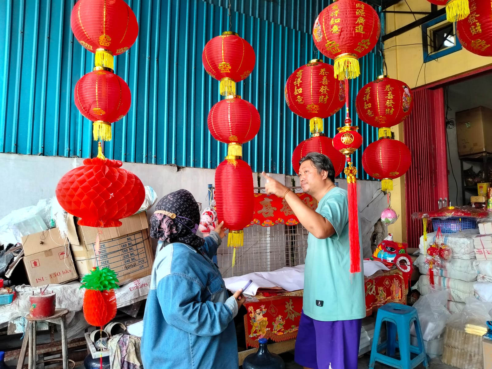 LARIS: Penjualan pernak-pernik Imlek di Toko Nirmala (Mei Ching) di Jalan Veteran, Banjarmasin Timur.