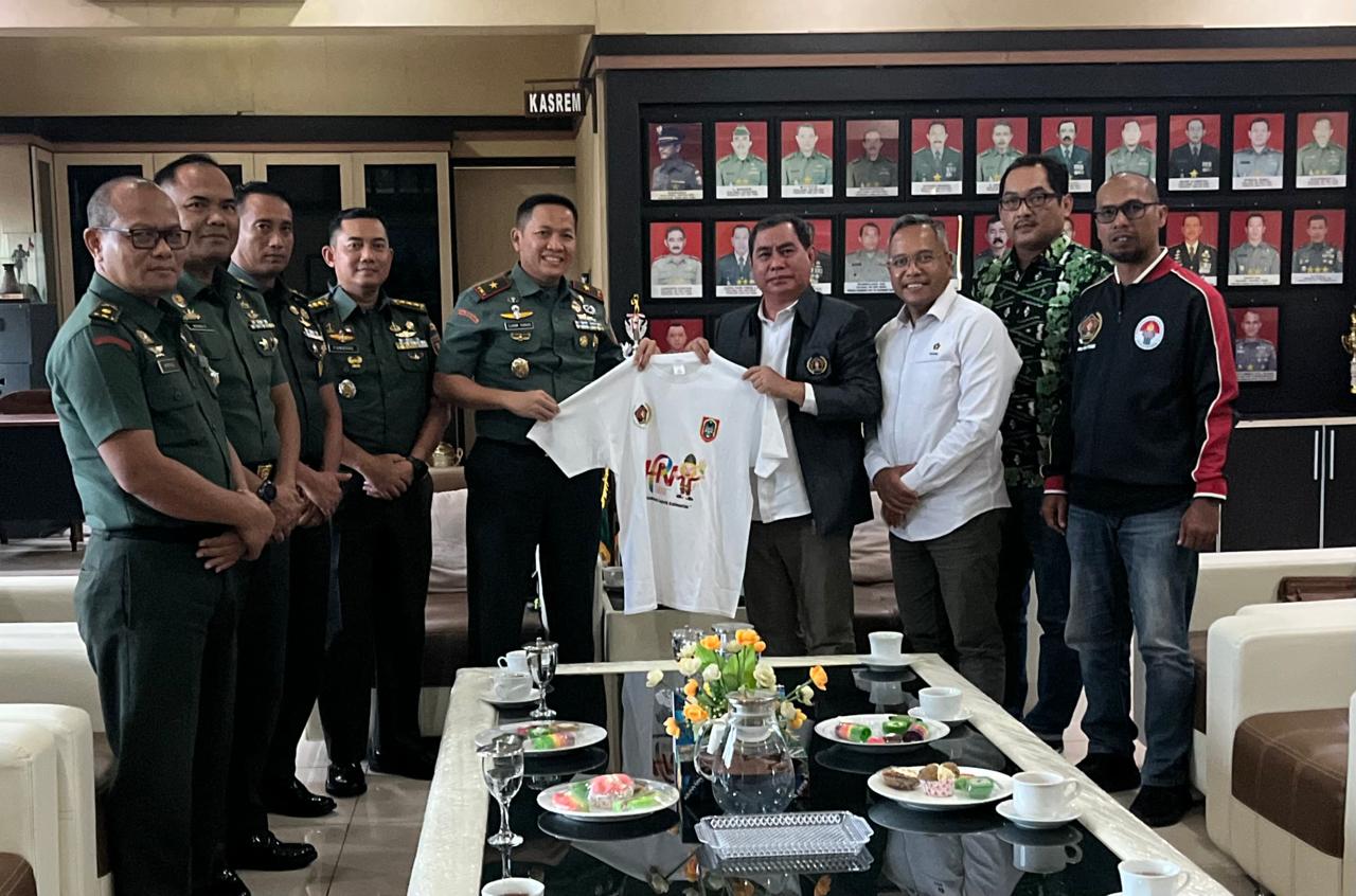 AUDIENSI:Pengurus PWI Kalsel kala beraudiensi dengan Danrem 101/Antasari, Brigjen Ilham Yunus di Makorem 101/Antasari, Kamis (23/1/2025).(foto:PWI Kalsel untuk Radar Banjarmasin)
