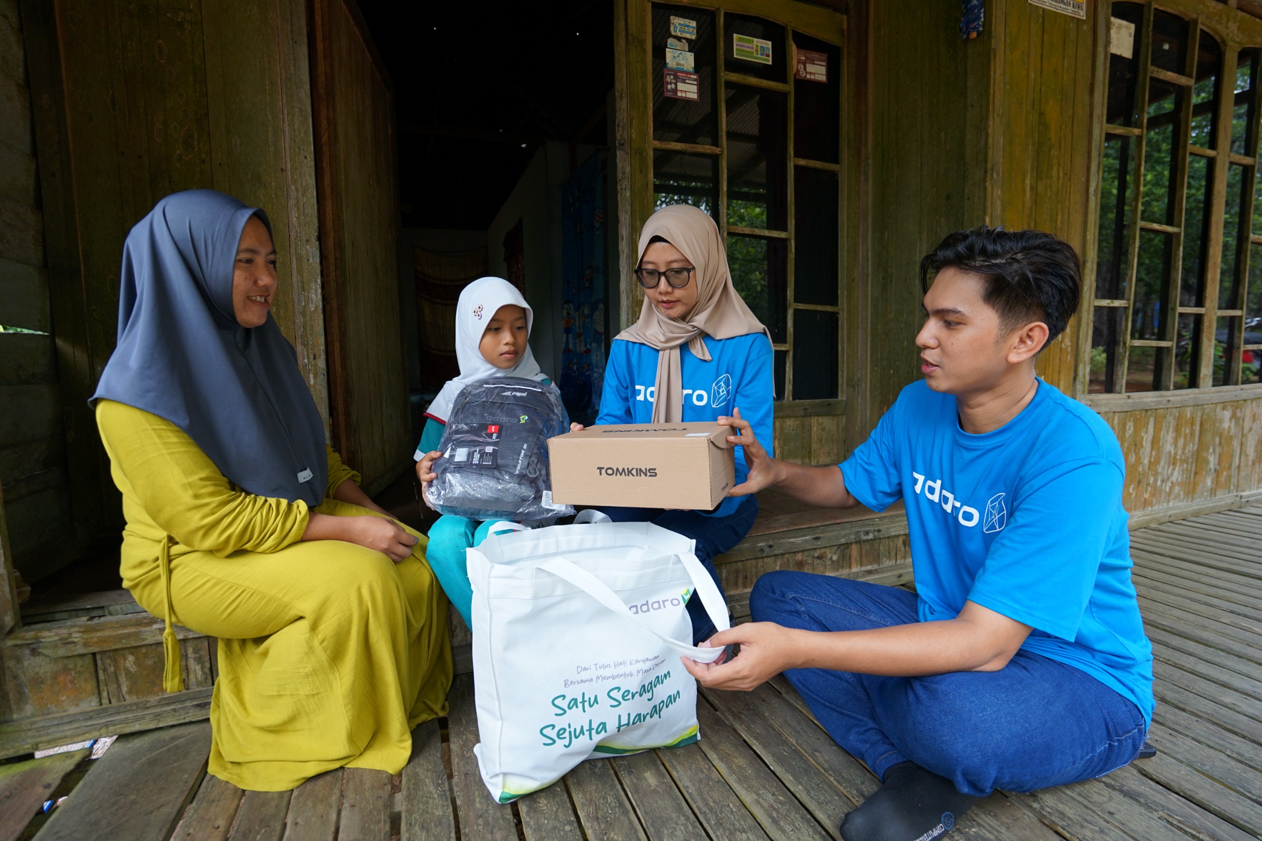 SEJUTA HARAPAN: Salah satu rumah siswa SDN 2 Pamarangan Kiwa mendapat kunjungan dari karyawan Adaro yang mengantar seragam sekolah.