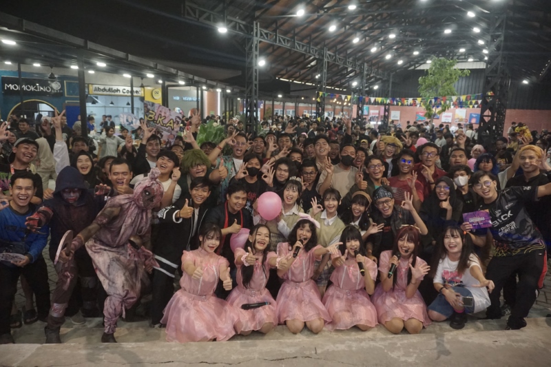 IDOLA: Grup idola asal Kalsel, Orihime. Mereka adalah kelompok penyanyi yang dilatih secara khusus untuk menjadi idola di industri hiburan.