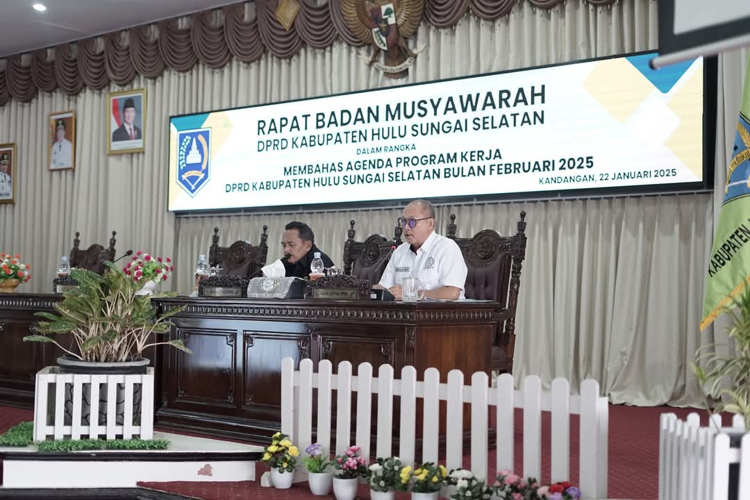 RAPAT:Wakil Ketua II DPRD HSS, Muhammad Kusasi didampingi Wakil Ketua I DPRD HSS, Husnan memimpin rapat Banmus penyusunan program kerja Februari bersama eksekutif.(FOTO SETWAN DPRD KABUPATEN HSS)