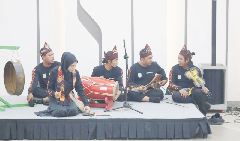 TAMPIL: Penampilan grup panting saat pelantikan Dewan Kesenian Kabupaten Banjar.