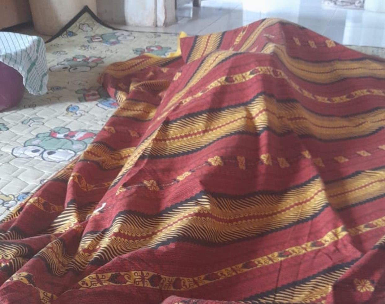TENGGELAM: Jenazah bocah 11 tahun yang tenggelam di Pantai Pagatan, saat di rumah duka di Kecamatan Kusan Hilir, Tanah Bumbu. - (Foto: PKJR Tanah Bumbu)