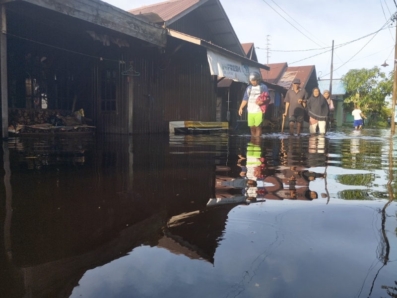 TERMENUNG: Suasana pengungsian korban banjir di blok Pasar Gambut Baru, Jl A Yani Km 14, Kabupaten Banjar pada Kamis (23/1) sore.