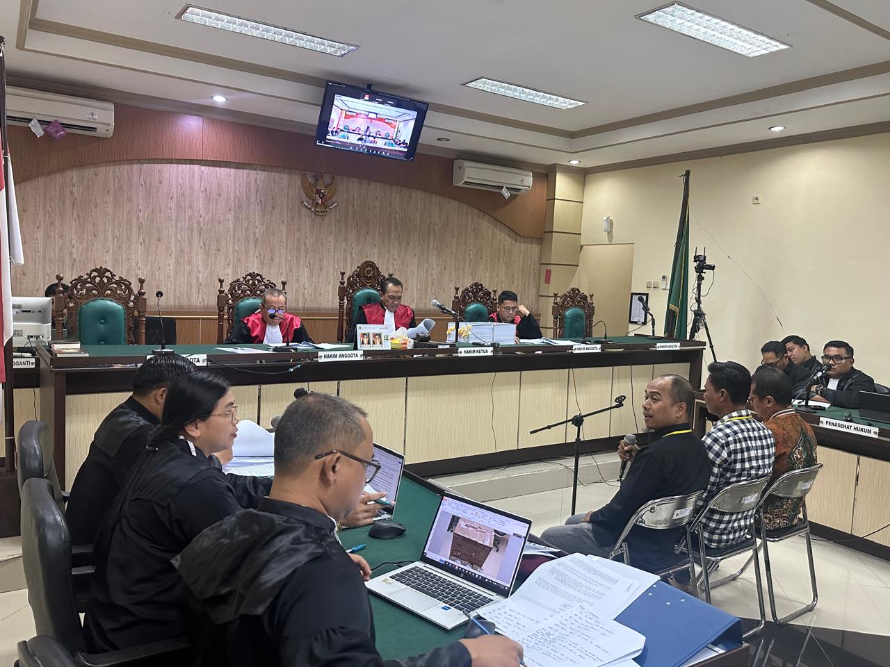 BERSAKSI: Tiga saksi kunci penyerahan uang suap Rp1 miliar dari dua terdakwa, Sugeng dan Andi dihadirkan JPU KPK di PN Tipikor Banjarmasin, Jumat (24/1/2025).