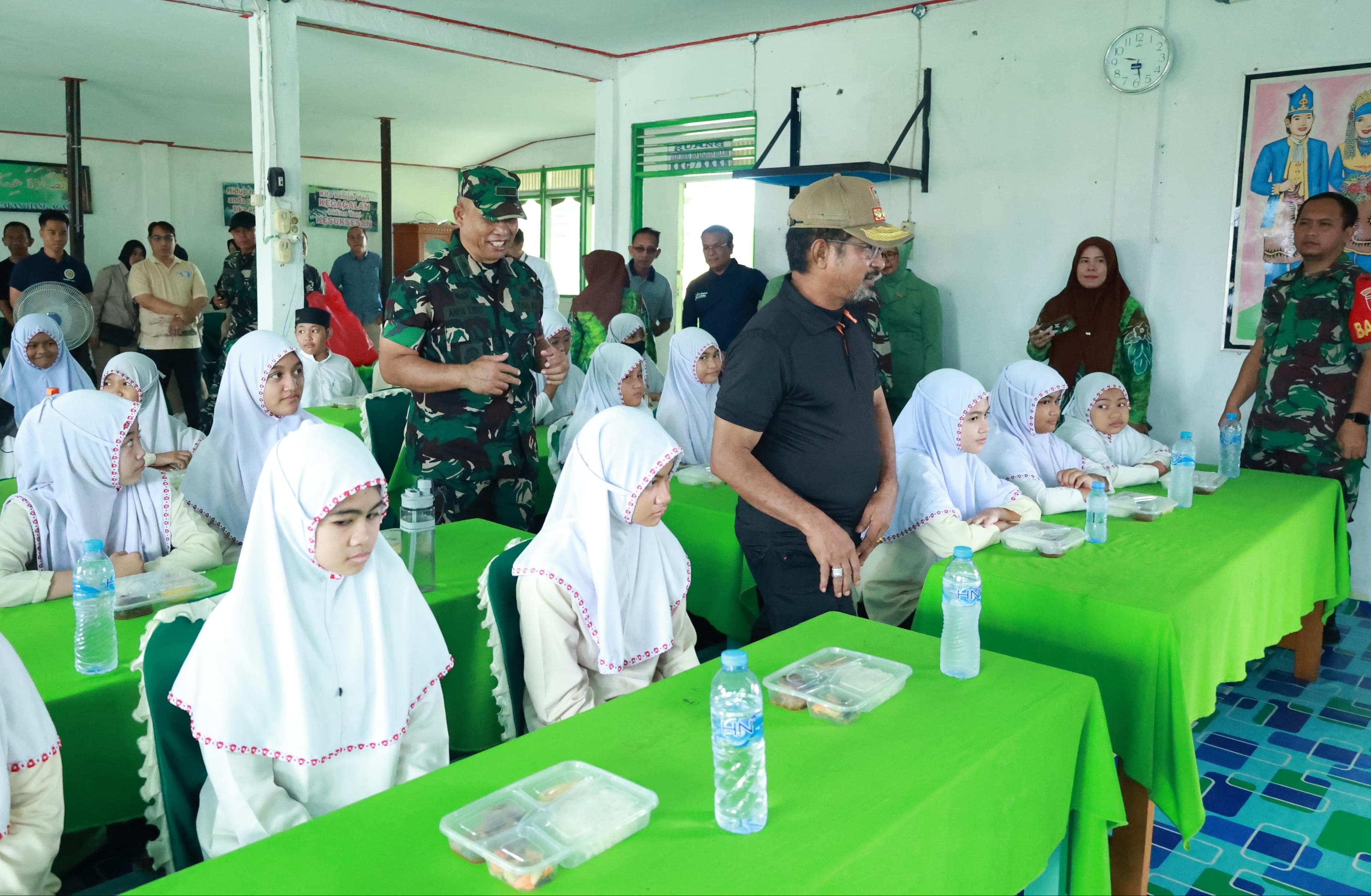 MENIKMATI: Siswa SDN Murung Sari 1 Amuntai menikmati makan siang gratis yang digelar Kodim 1001 dan Pemkab HSU, Jumat (24/1/2025).