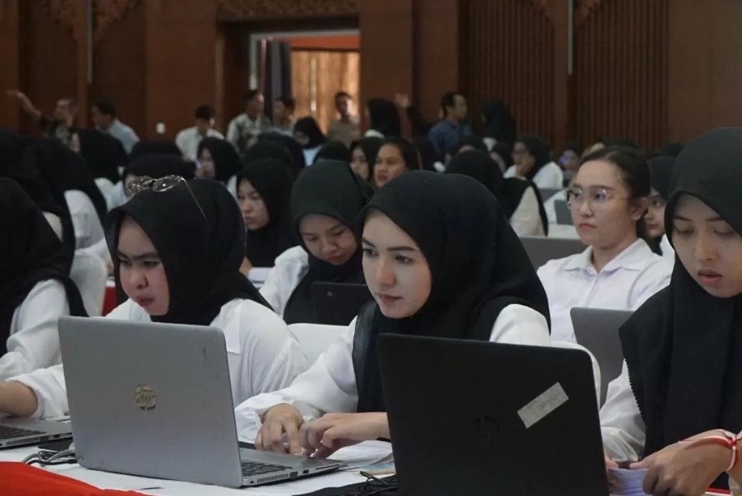 TES CPNS: Peserta seleksi CPNS Pemprov Kalsel saat mengikuti tes dengan metode CAT. (Foto: BKD Kalsel for Radar Banjarmasin)