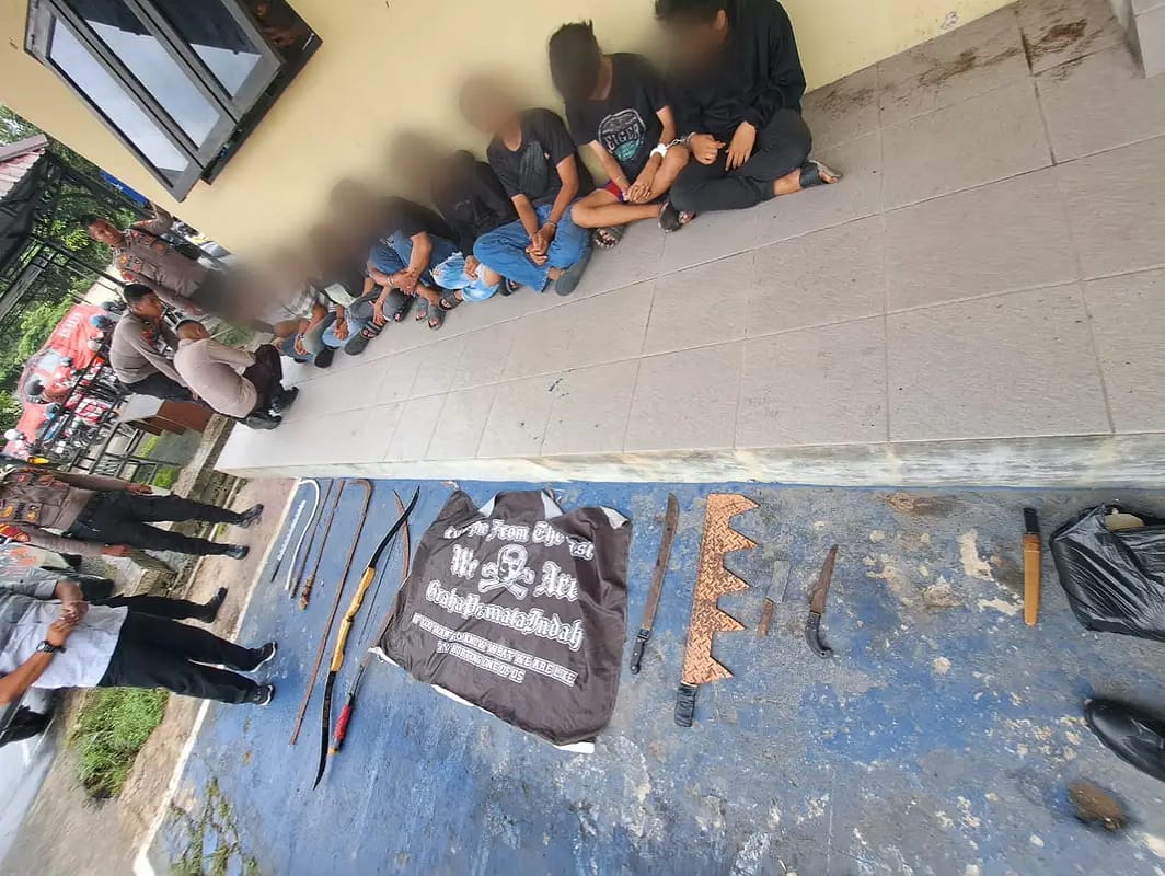 MERESAHKAN:Sejumlah remaja diduga gangster beserta barbuk berupa sajam berbagai jenis diamankan Kepolisian.(Foto: Polres Banjarbaru untuk Radar Banjarmasin)