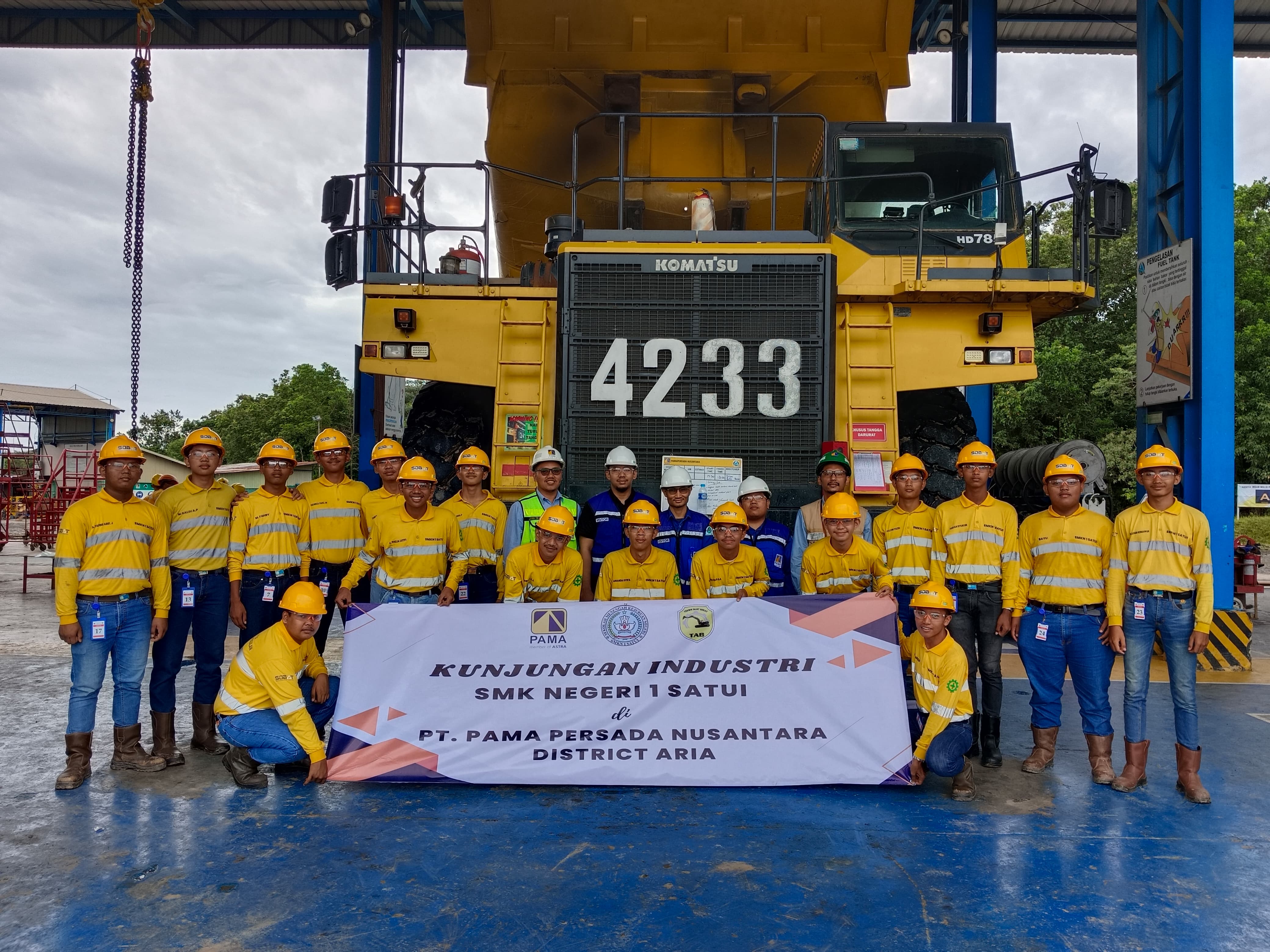 KUNJUNGAN: SMKN 1 Satui melakukan kunjungan industri ke Workshop PAMA ARIA.