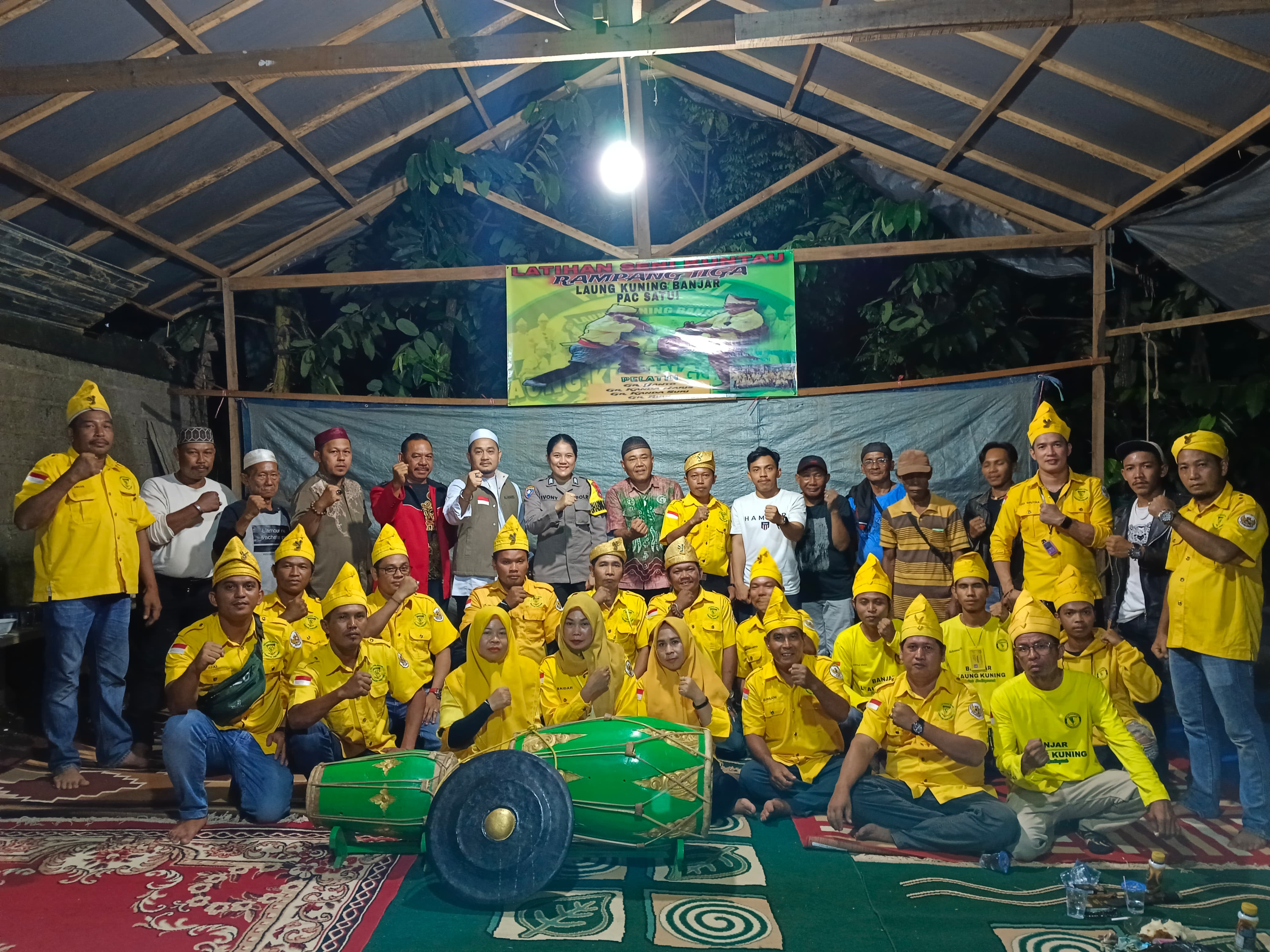 MOMEN: PAMA ARIA bersama Kepala Desa Makmur Jaya, Polsek Satui, dan komunitas Laung Kuning Banjar.