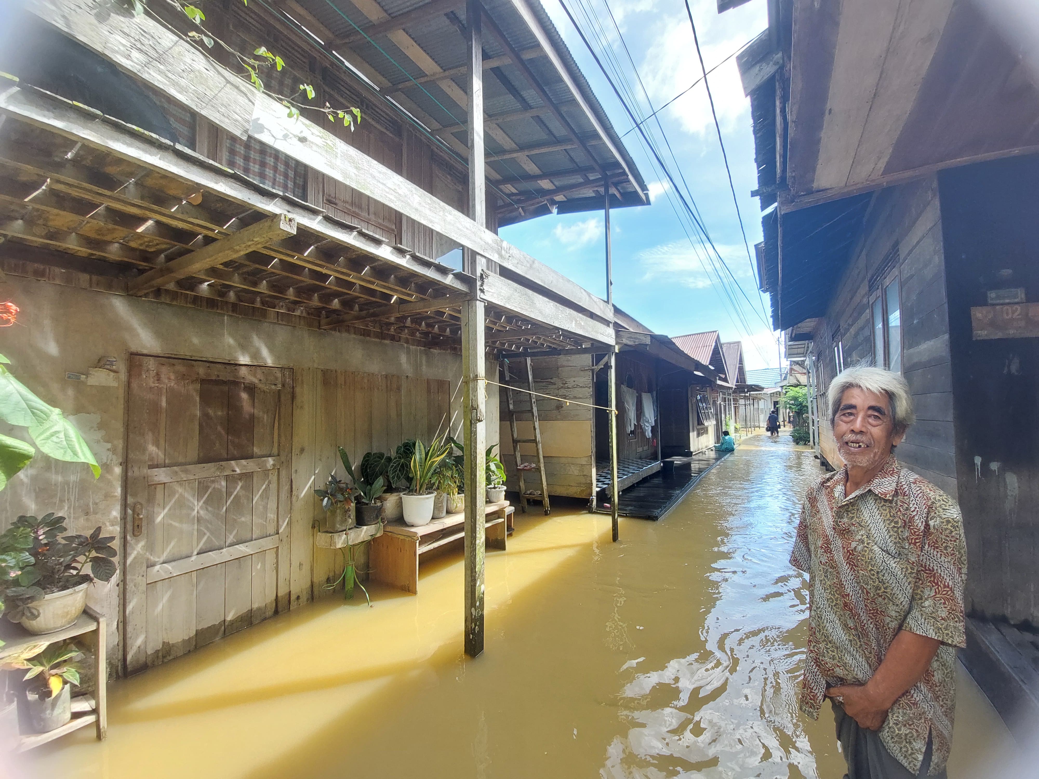 TERDAMPAK: Warga Kelurahan Barabai Timur, Kabupaten Hulu Sungai Tengah terdampak banjir, Senin (27/1/2025). (Foto: Jamaluddin/Radar Banjarmasin)