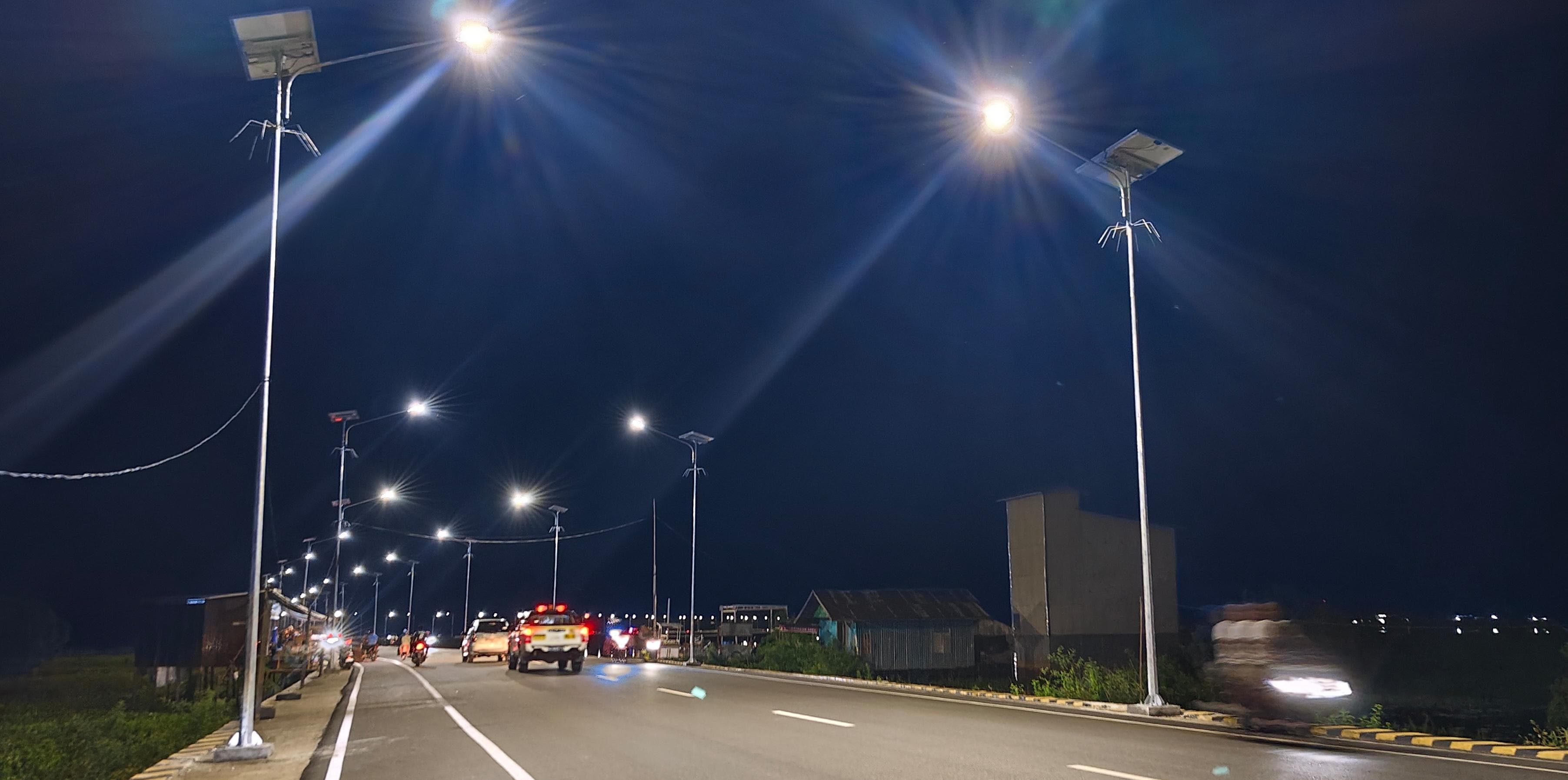 AKSES: Jalan Bypass Bayur-Panangkalaan atau Lingkar Utara Amuntai, sudah viral dan banyak diminati warga untuk bersantai menikmati landscape rawa HSU. (Foto: M.Akbar/Radar Banjarmasin)