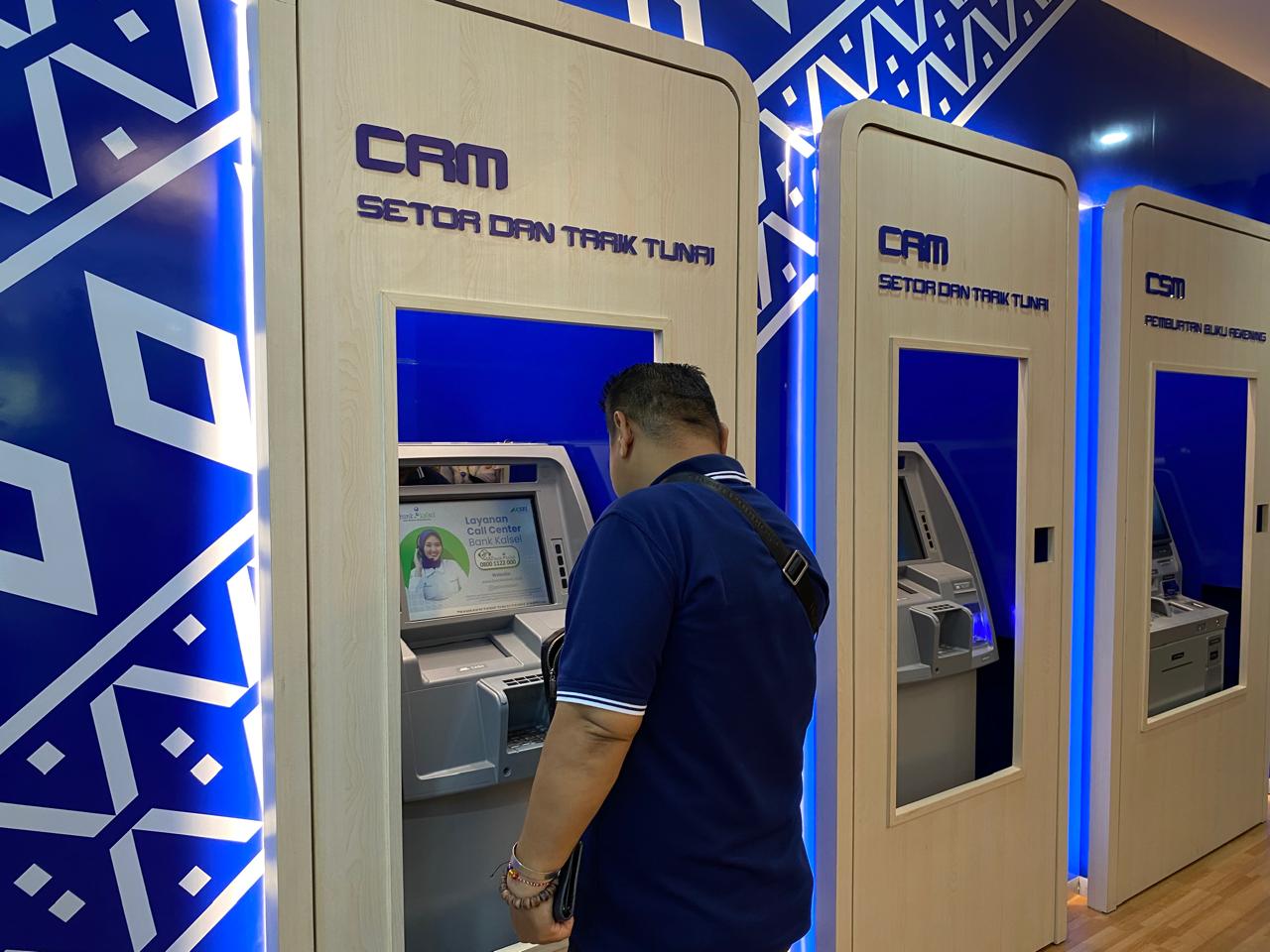 CARDLESS:Nasabah Bank Kalsel sudah bisa tarik tunai di ATM tanpa kartu.(foto:Raudah Anisya/Radar Banjarmasin)