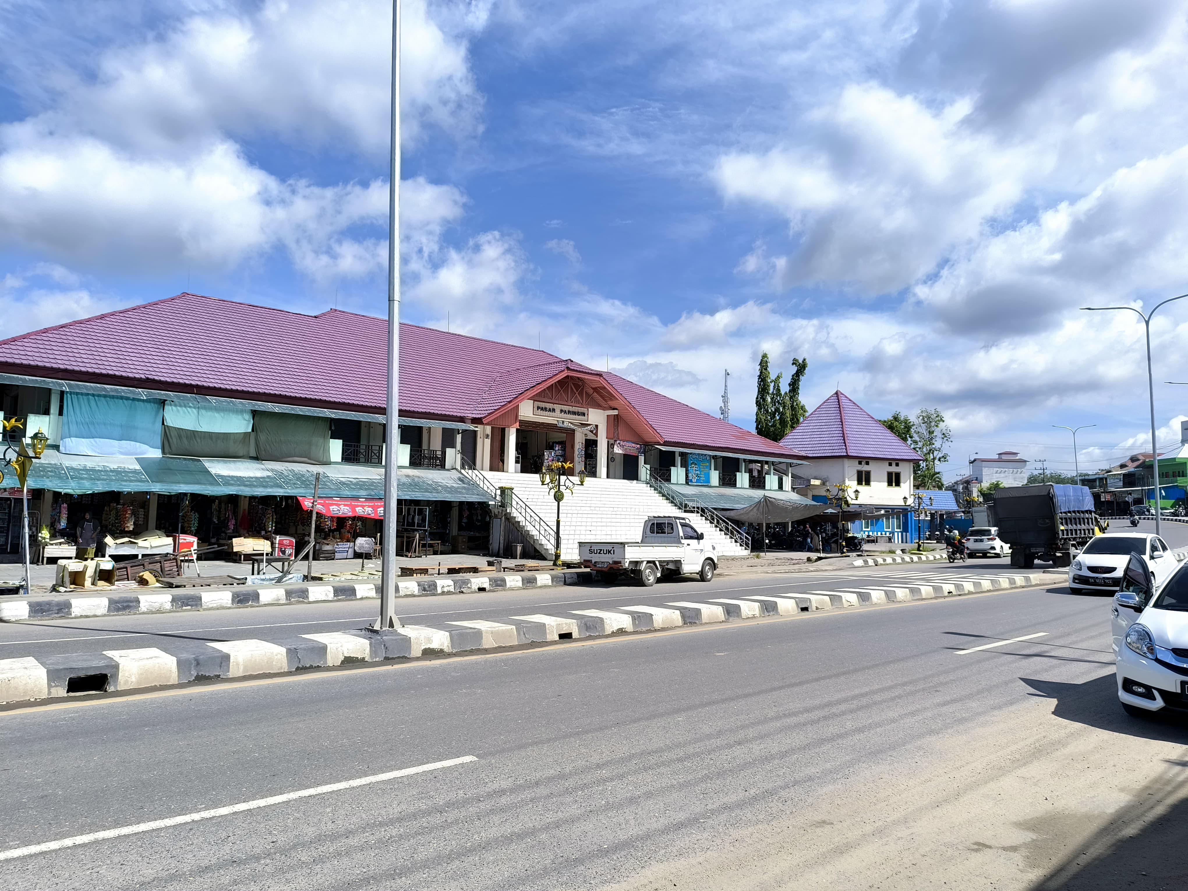 PASAR PARINGIN : aktivitas didepan pasar Paringin pada Selasa (28/1). (M Dirga/ Radar Banjarmasin)