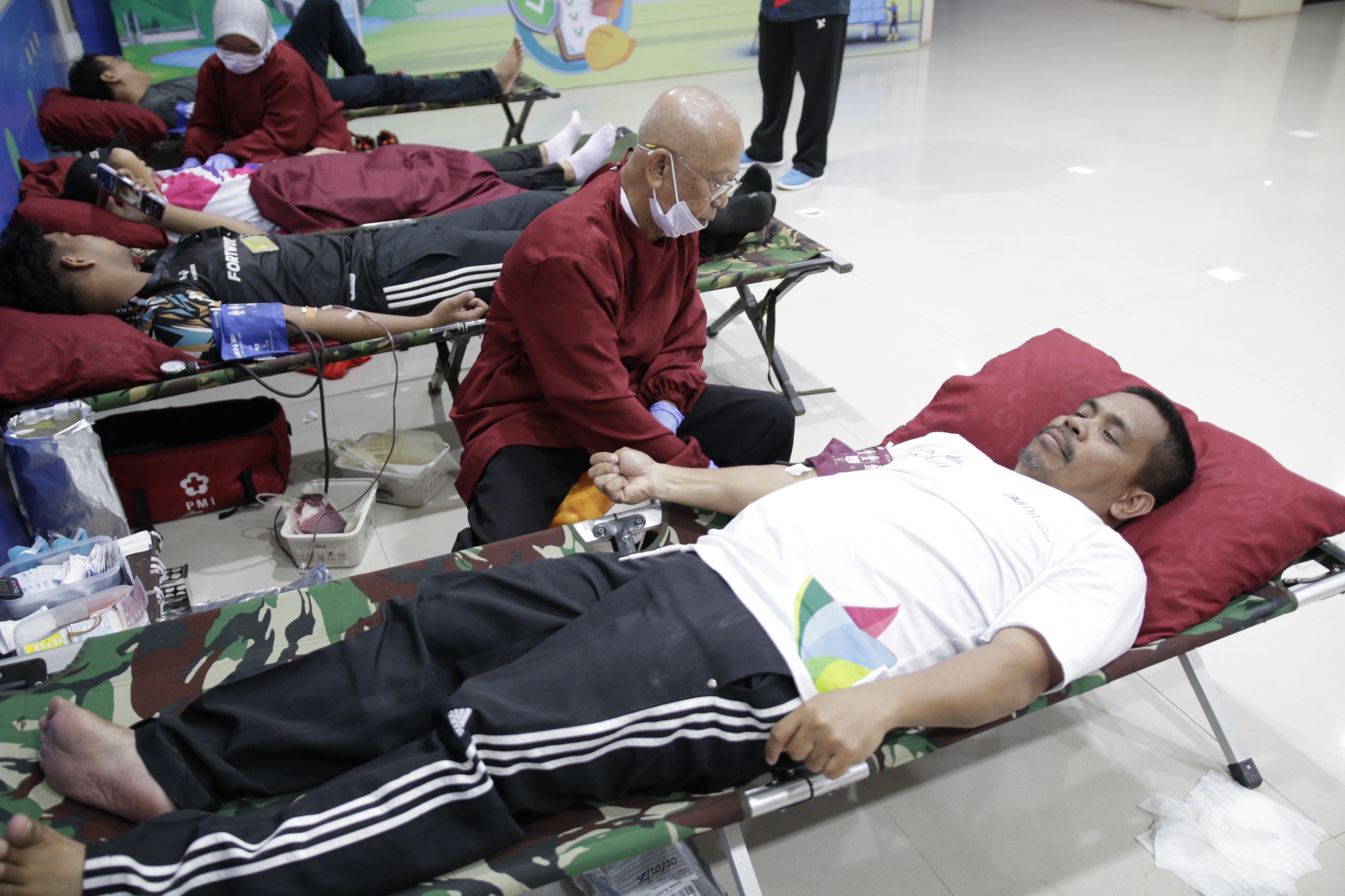 AKSI SOSIAL:Suasana donor darah PLN UID Kalselteng dalam rangka peringatan Bulan K3 Nasional.
