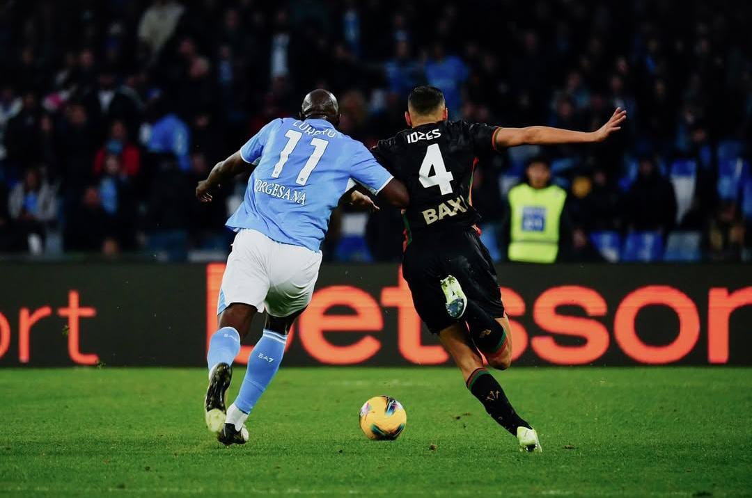 Jay Idzes (kiri) saat menempel ketat striker kelas dunia Lukaku (kiri).(Instagram/jayidzes).
