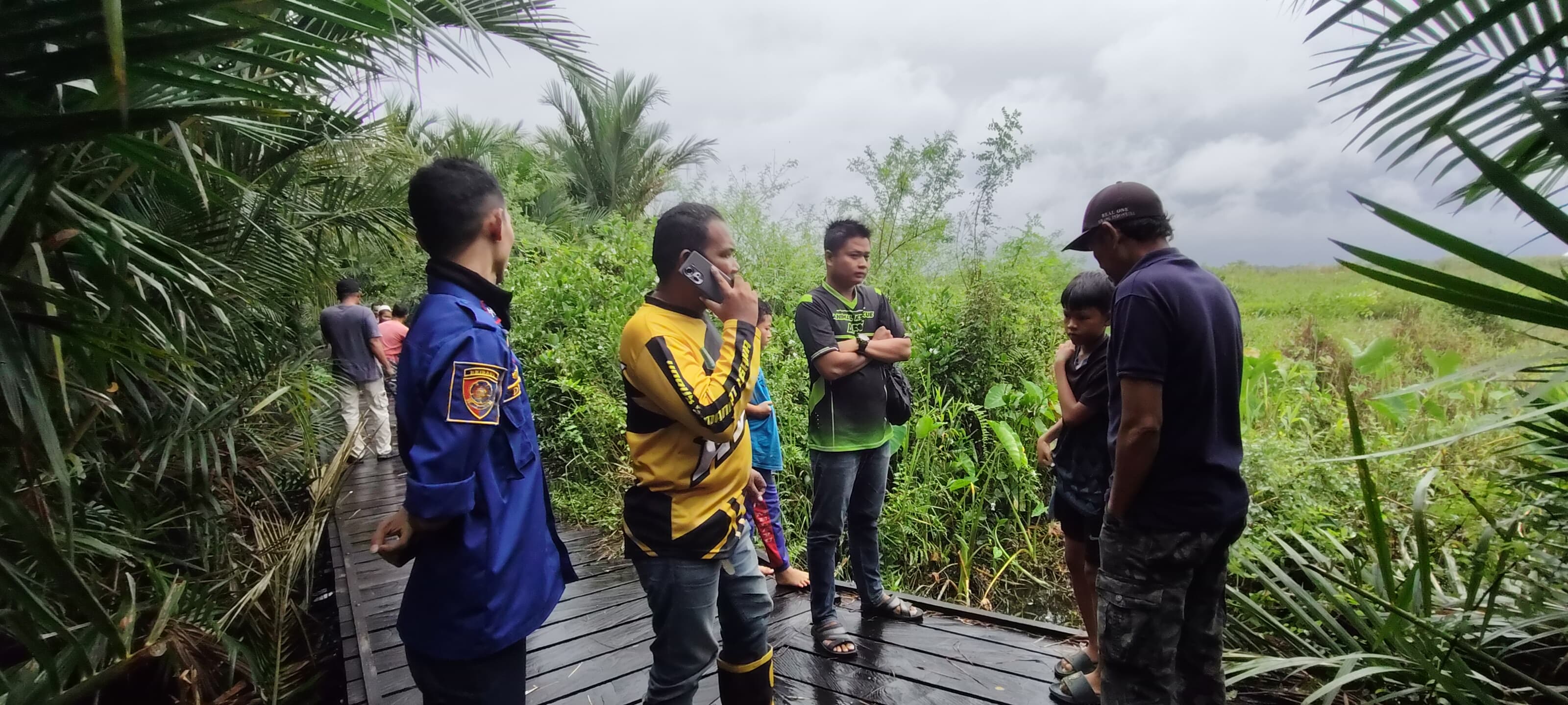 LAPORAN: Tim Animal Rescue Damkar HSU melihat lokasi dan meminta keterangan warga di Desa Tigarun, Kecamatan Amuntai Tengah.