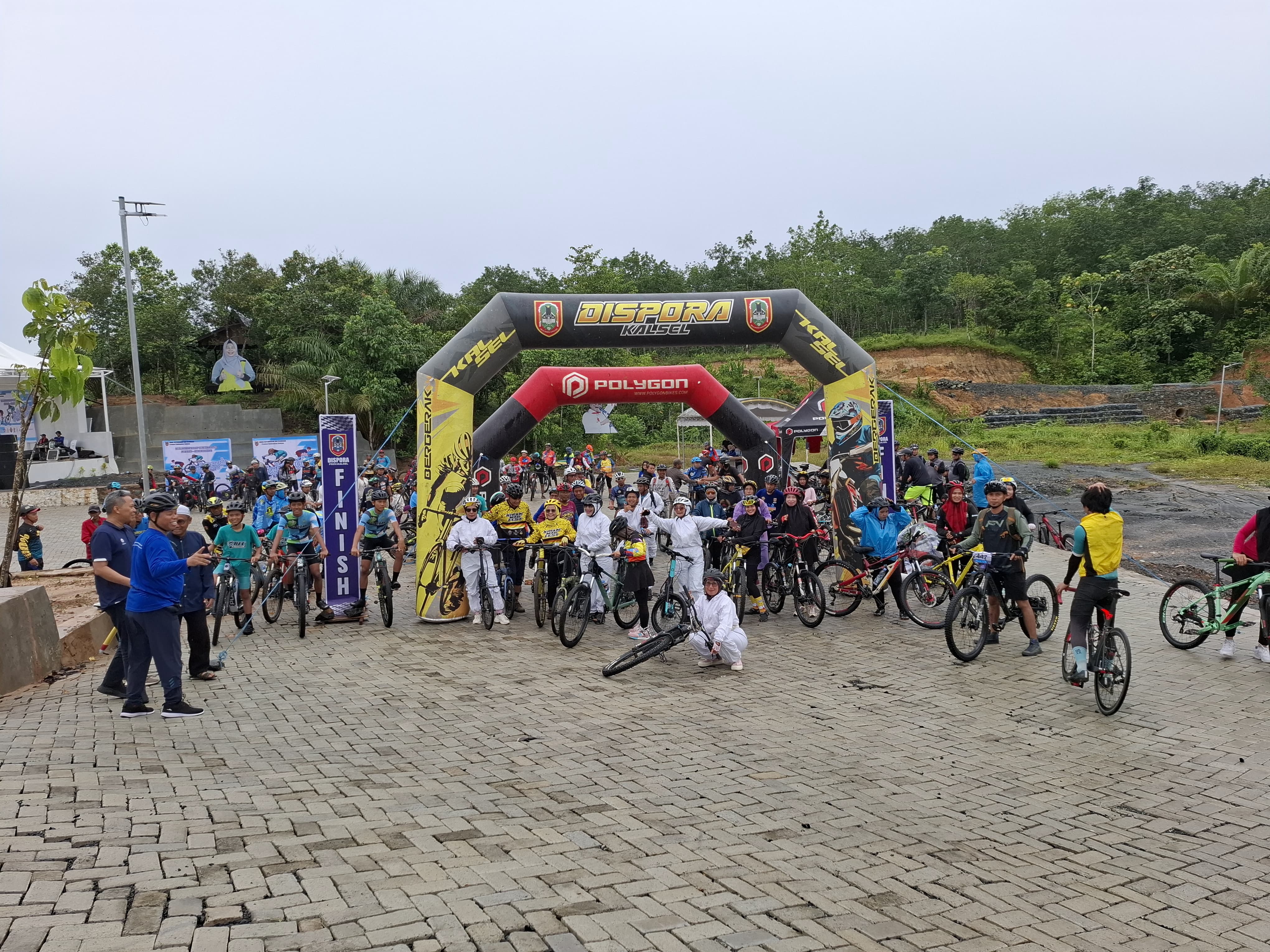BERSEPEDA: Peserta sepeda gunung saat memulai trek ekstrem di Kiram Park, menggabungkan olahraga dengan eksplorasi keindahan alam Kabupaten Banjar.