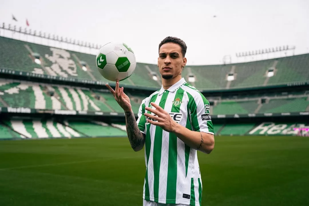 RESMI: Antony telah resmi diperkenalkan Real Betis. (Instagram/realbetisbalompie)