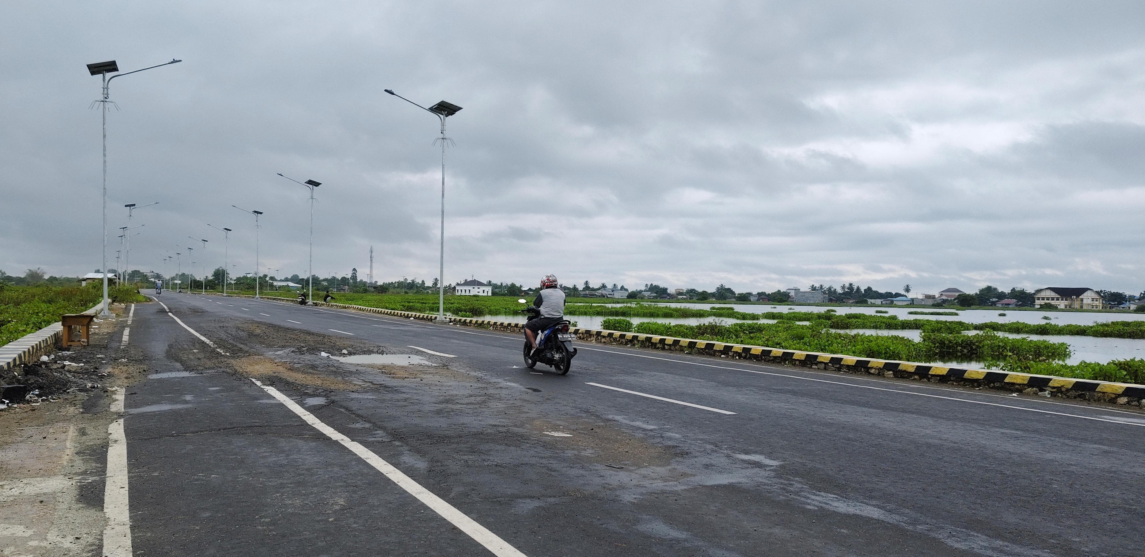 RUSAK: Jalan yang berlubang di By-Pass Amuntai diharapkan warga ada perbaikan. (Foto: M.Akbar/Radar Banjarmasin)