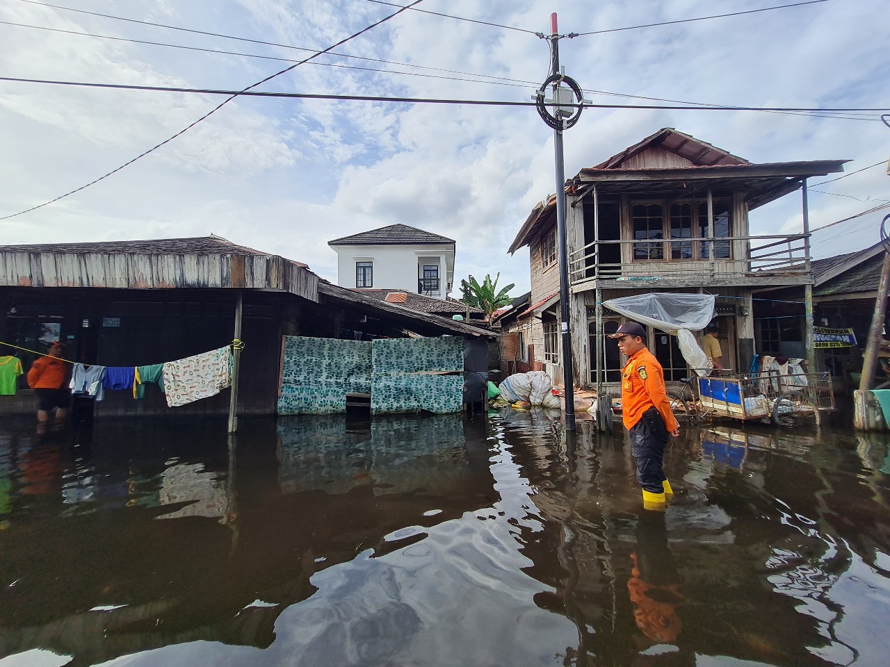 MUSIBAH: Kondisi banjir yang terjadi di Kota Banjarmasin. Pemprov Kalsel berharap TMC mengurangi curah hujan yang menyebabkan banjir di Kalsel. (Foto: Muhammad Oscar Fraby/Radar Banjarmasin)