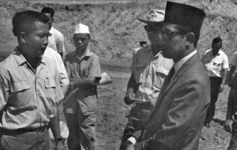 BERSEJARAH:Pangeran Muhammad Noor meninjau Pembangunan PLTA Waduk Riam Kanan. (Ensiklopedia Tokoh-Tokoh Sejarah Lokal Banjar)