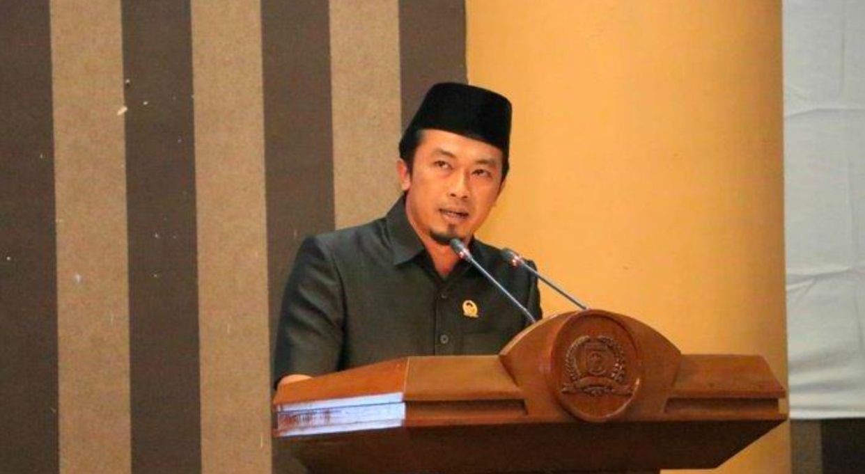 BERI PANDANGAN: Said Ismail Kholil Alaydrus, politisi Gerindra, dalam salah rapat paripurna di Gedung DPRD Tanah Bumbu. (Foto: Said Ismail untuk Radar Banjarmasin)