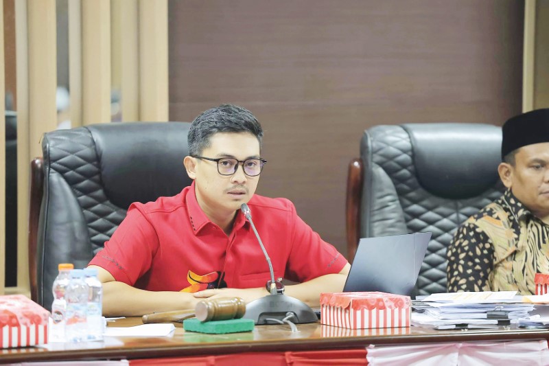 RAPAT: Ketua DPRD Kabupaten Tanah Bumbu, Andrean Atma Maulani memimpin rapat kerja di gedung DPRD beberapa waktu lalu. (Foto: Humas DPRD Tanah Bumbu untuk Radar)