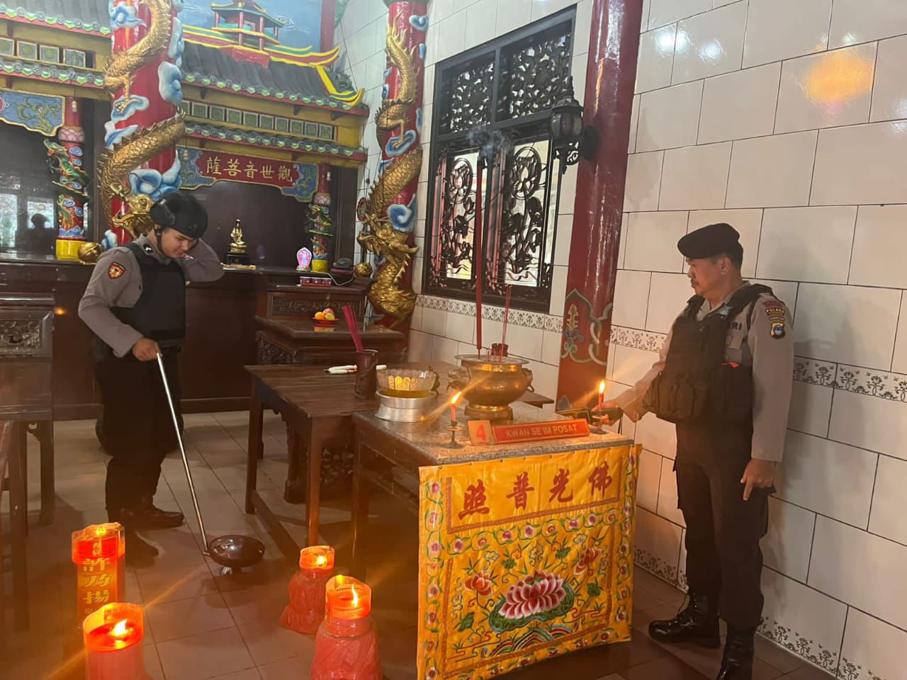 STERILISASI: Polres Kotabaru melakukan sterilisasi Klenteng An Hwa Tian agar tidak ada gangguan keamanan perayaan Imlek. (Foto: Humas Polres Kotabaru)