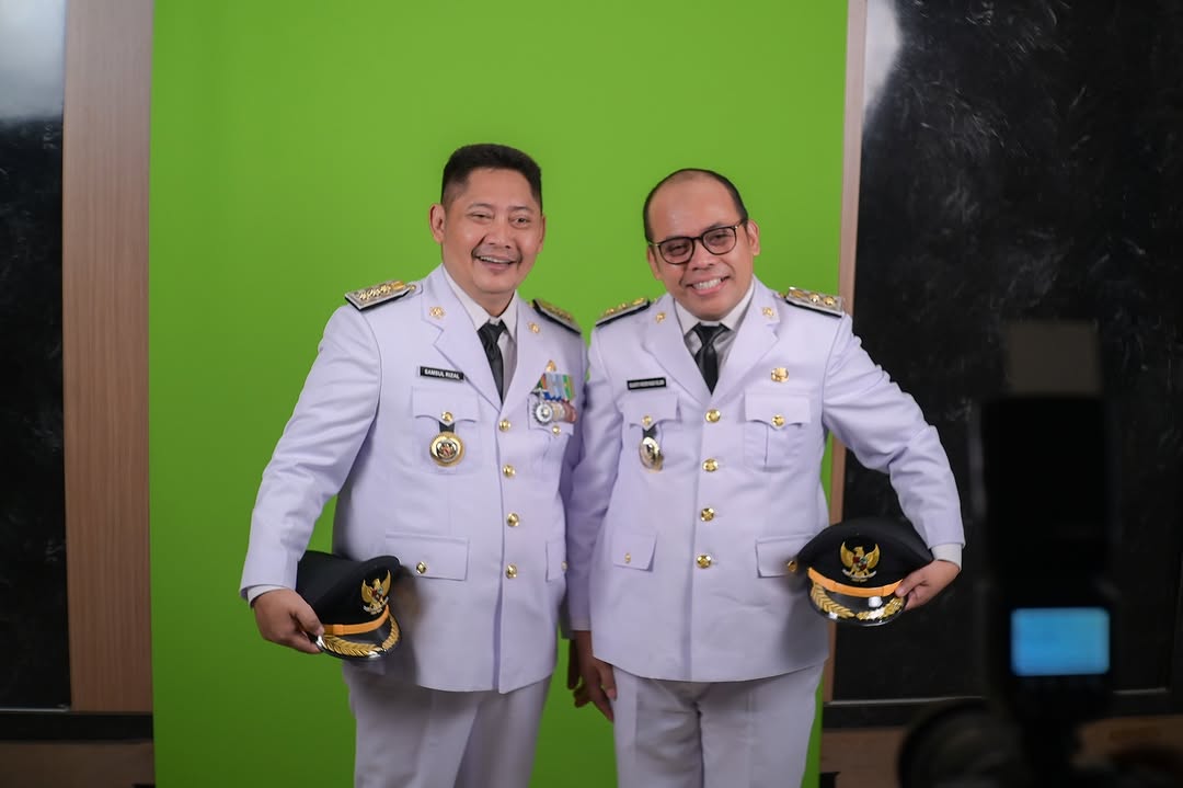 FITTING BAJU: Bupati dan Wakil Bupati HST terpilih, Samsul Rizal dan Gusti Rosyadi Elmi mencoba baju untuk pelantikan.
