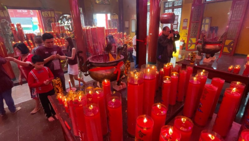 SEMBAHYANG: Umat Tri Dharma berdoa dengan khidmat pada Tahun Baru Imlek di Kelenteng Po An Kiong, Banjarmasin, Rabu (29/1).