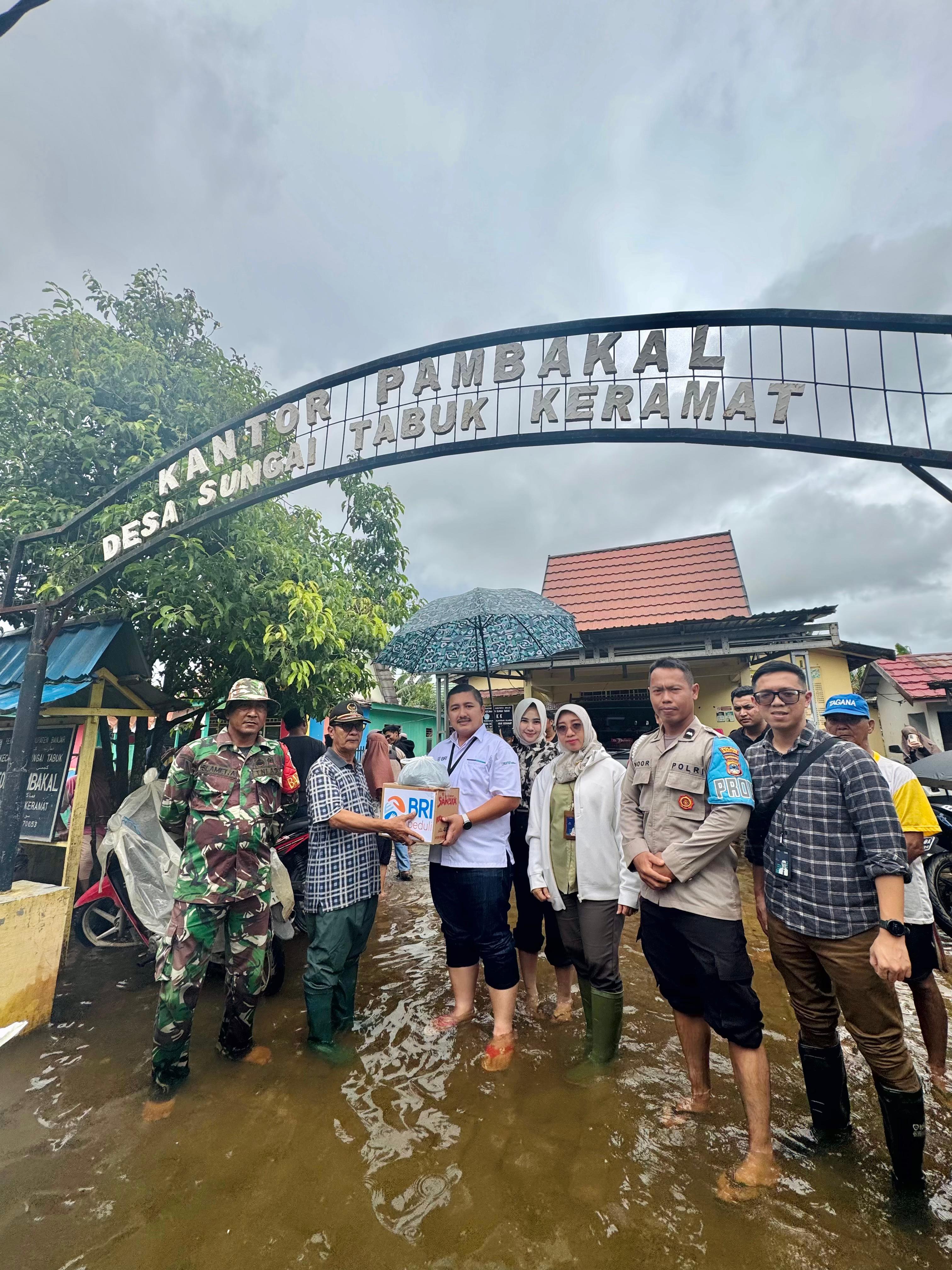 PEDULI: BRI Cabang Martapura menyalurkan bantuan berupa sembako kepada masyarakat yang terdampak banjir di wilayah Sungai Tabuk, Kabupaten Banjar.