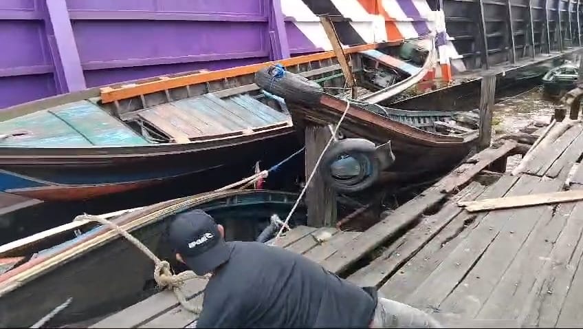 Para pemilik kelotok hanya bisa pasrah ketika tongkang batu bara menyerempet perahu mereka hingga tenggelam.