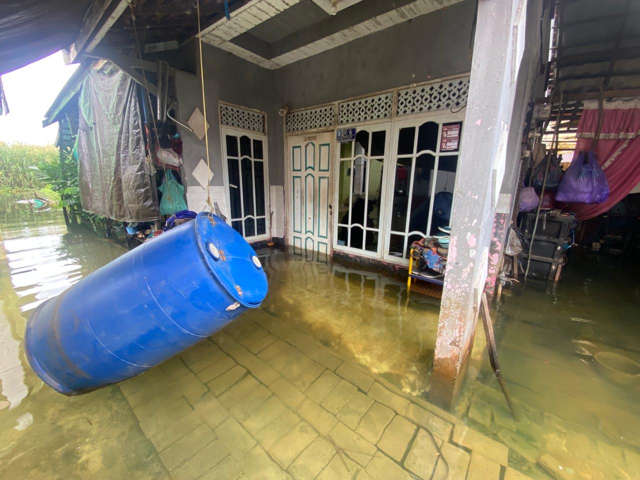 Rumah warga Banjarmasin yang terendam banjir akibat rob yang dibarengi hujan deras.