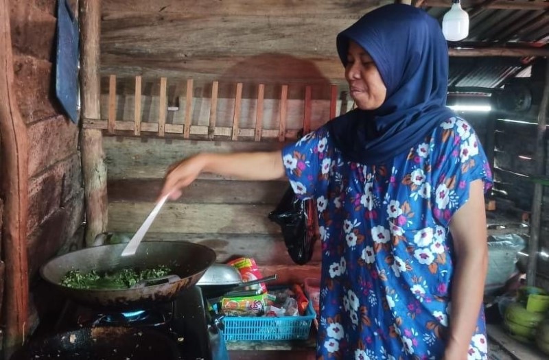 MEMASAK: Adawiyah warga Pengayuan, Landasan Ulin Selatan yang menjadi relawan dapur umum RT 02, Pengayuan.