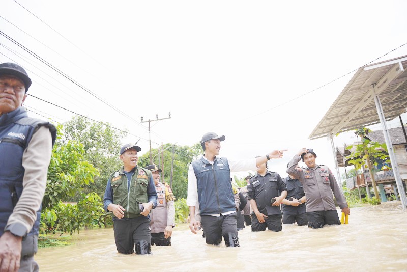 MENINJAU: Bupati Banjar, H Saidi Mansyur meninjau sekaligus menyalurkan bantuan ke warga terdampak banjir di Pengaron pada Senin (27/1) lalu. (MC BANJAR UNTUK RADAR BANJARMASIN)