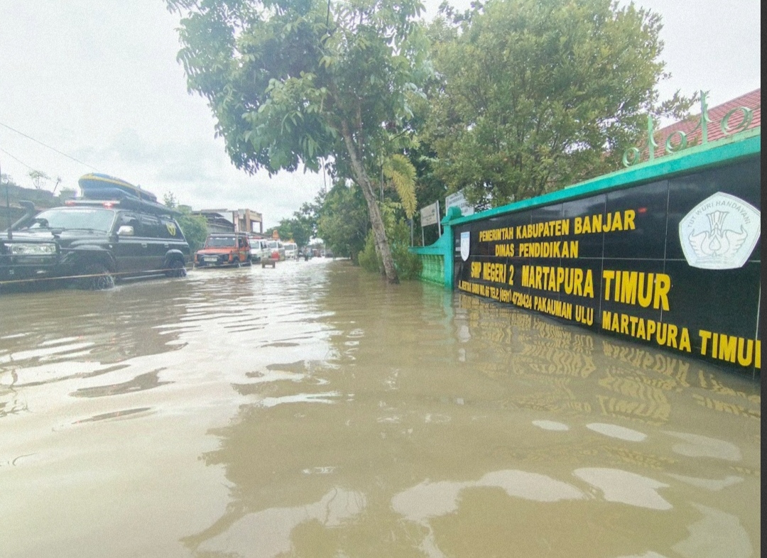 SEMAKIN DALAM: Seluruh ruangan di SMPN 2 Martapura sudah terendam banjir pada Kamis (30/1). (Foto: FADLAN ZAKIRI/RADAR BANJARMASIN)