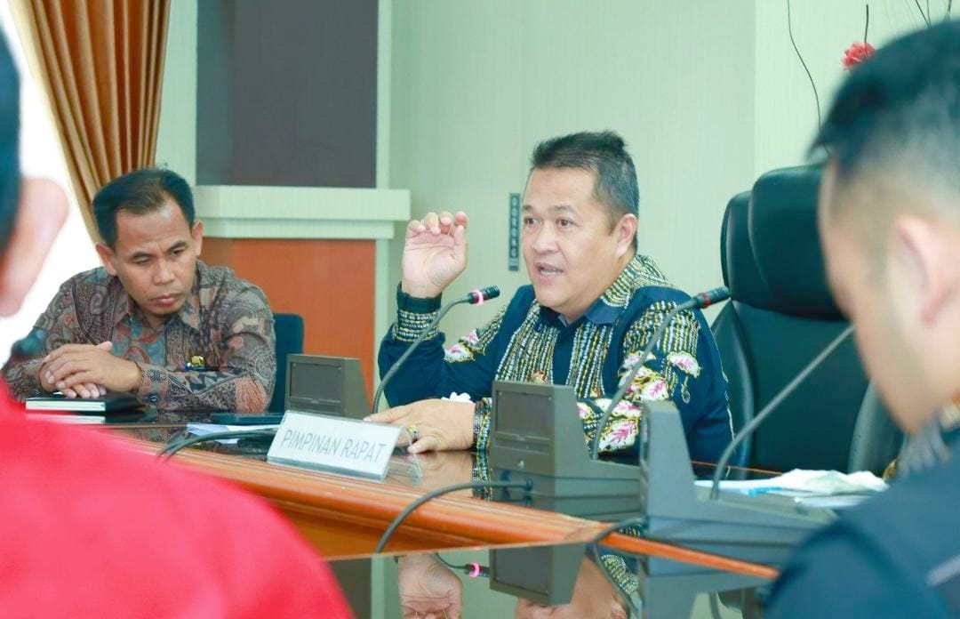 RAKOR: Sekda HSU Adi Lesmana, memimpin rakor persiapan pelantikan Bupati dan Wakil Bupati HSU terpilih di ruang rapat terbatas Setda HSU.