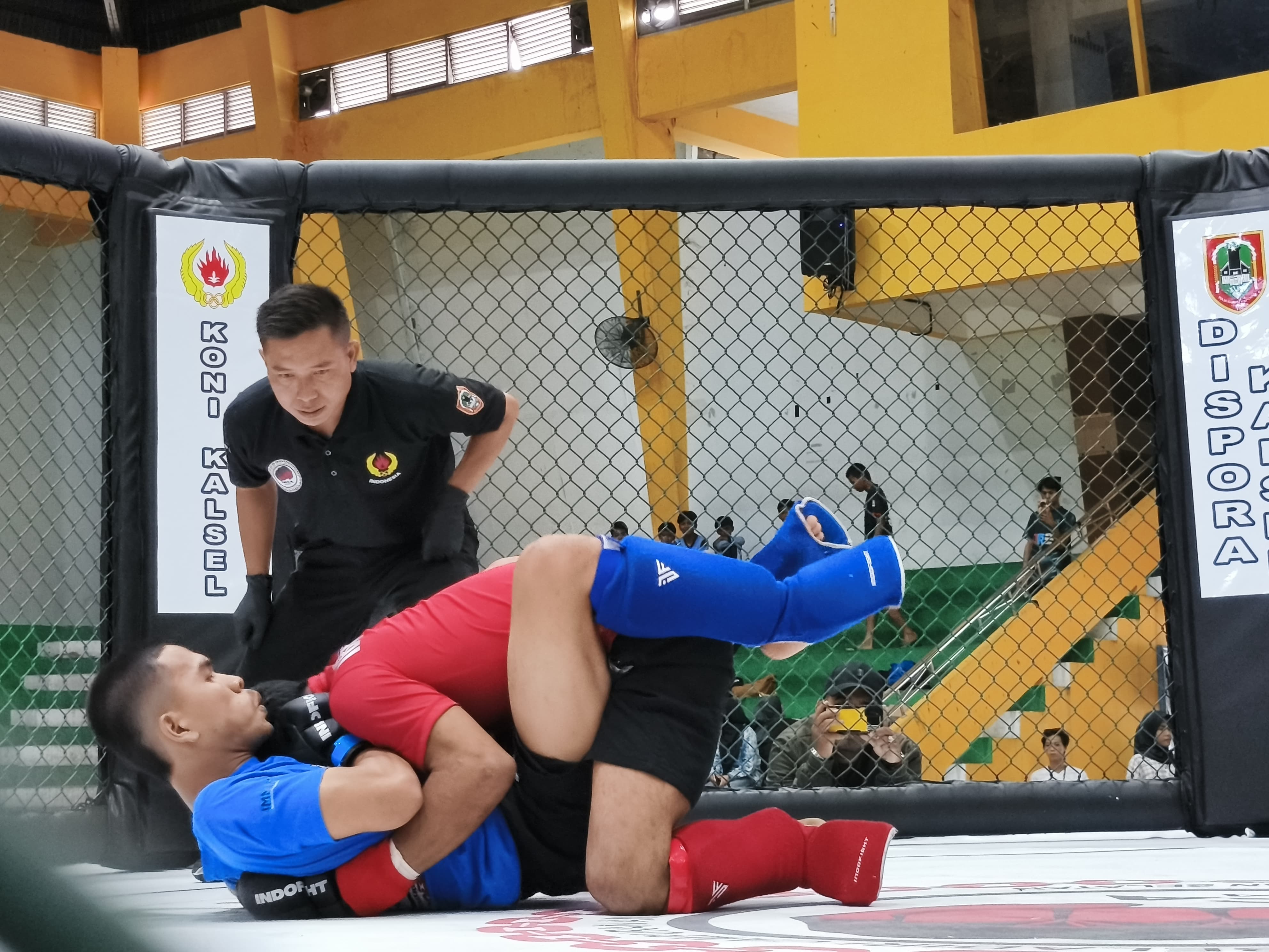 TANDING: Aksi para atlet MMA dalam Kejurprov MMA 2025 yang digelar di GOR Hasanuddin HM, Banjarmasin.